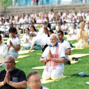 पंतप्रधान मोदींची कोलकातामध्ये योगासने
