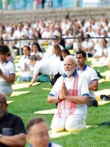 पंतप्रधान मोदींची कोलकातामध्ये योगासने