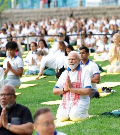 पंतप्रधान मोदींची कोलकातामध्ये योगासने