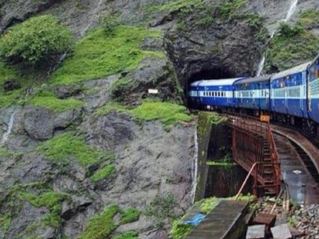 भूस्खलनानंतर लोणावळा-कर्जत रेल्वे मार्ग पूर्ववत