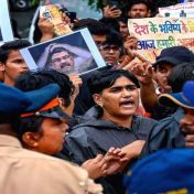 नीट पेपरफुटीविरोधात पुण्यात स्वाक्षरी मोहीम