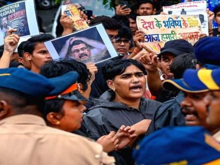 नीट पेपरफुटीविरोधात पुण्यात स्वाक्षरी मोहीम