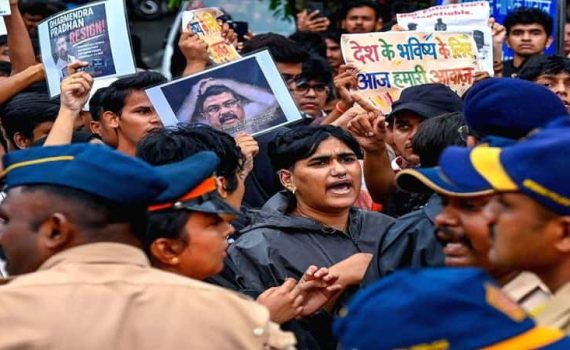 नीट पेपरफुटीविरोधात पुण्यात स्वाक्षरी मोहीम