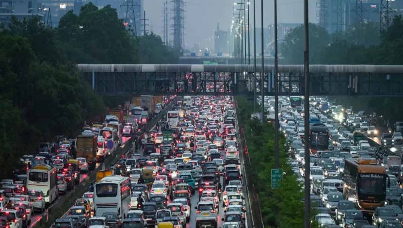 गुरुग्राममध्ये महामार्ग खचल्याने वाहतूक कोंडी