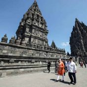 पंतप्रधानांची प्रमबाणन मंदिराला भेट