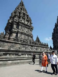 पंतप्रधानांची प्रमबाणन मंदिराला भेट