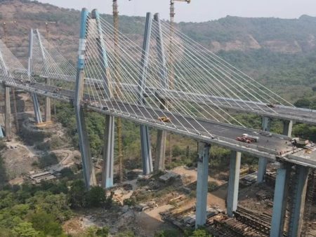 मिसिंग लिंकवर अवजड वाहनांवर कारवाई