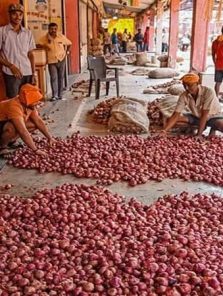आवक ठप्प झाल्याने कांदा महागला