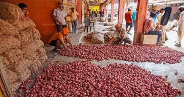 आवक ठप्प झाल्याने कांदा महागला
