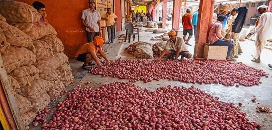 आवक ठप्प झाल्याने कांदा महागला