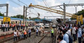 कुर्ला रेल्वे स्थानकाजवळ क्रेन कोसळली, १० प्रवासी जखमी