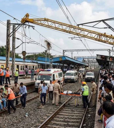 कुर्ला रेल्वे स्थानकाजवळ क्रेन कोसळली, १० प्रवासी जखमी
