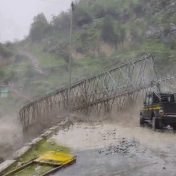 उत्तराखंडमध्ये ढगफुटीनंतर नद्यांना पूर