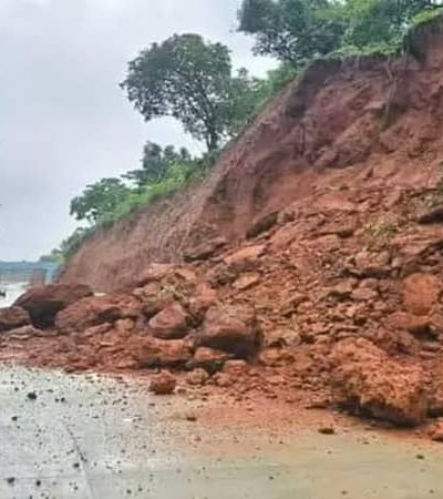 दरडी कोसळून अनेक रस्ते बंद