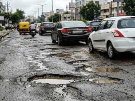  पुण्यात खड्डे बुजवण्यासाठी पोलिसांचा पुढाकार