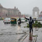 नवी दिल्लीत मुसळधार पावसाने पूरस्थिती, लाल इशारा जारी