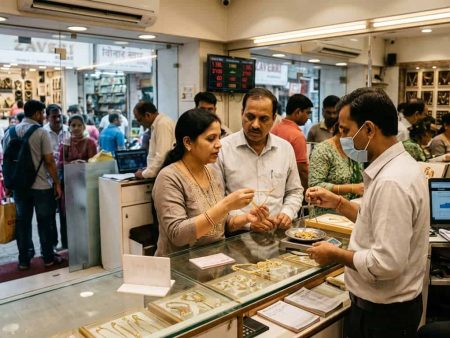 मुंबईत सोन्याच्या दरात घसरण, प्रति १० ग्रॅम २,१०० रुपये