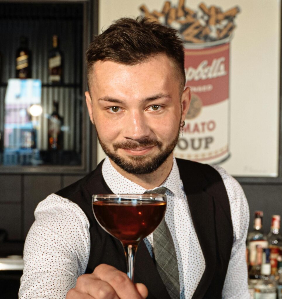 Bartender de Sala Sambara 81.