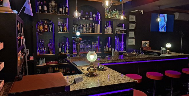 Un ambiente elegante, sofisticado y acogedor. Todo el sabor de los bares clandestinos con el espíritu de los mejores locales de la Movida. Así es la Sala Sambara 81, probablemente una de las mejores salas de fiestas del Madrid más disfrutón.