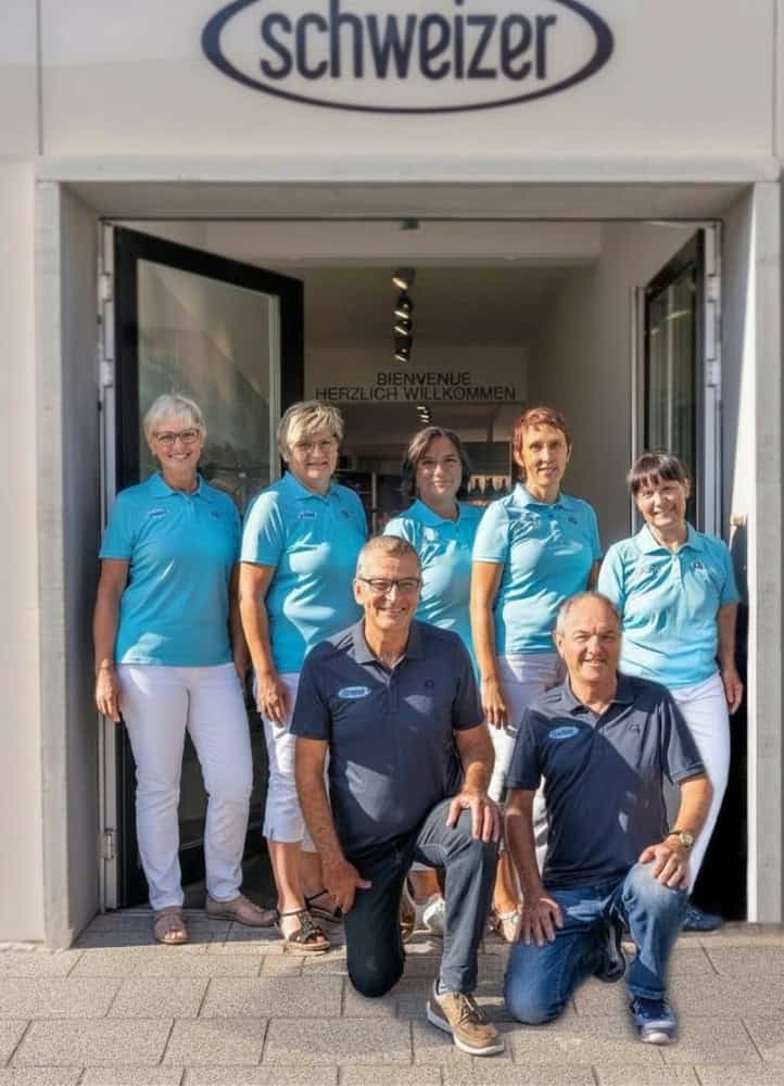 Team Schweizer-Breisach vor dem Laden mit Fahrrädern und Mitarbeitern.