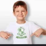 Ein Junge trägt ein weißes T-Shirt mit dem Motto "Sapere Aude" und zeigt nach unten, symbolisiert Stolz und Gemeinschaft der Sebastianus & Afra Schützenbruderschaft.