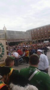 Farbenfrohes Schützenfest in Köln mit Festdezernenten, Uniformen und traditioneller Atmosphäre vor dem Römisch-Germanisches Museum.