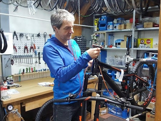 Mann bei Fahrradreparatur in Werkstatt, Sob Zweirad GmbH.