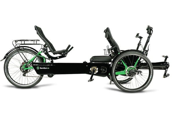 Dreirad-Tandem mit elektrischem Antrieb und Kindersitz, für gemeinsames Radfahren.