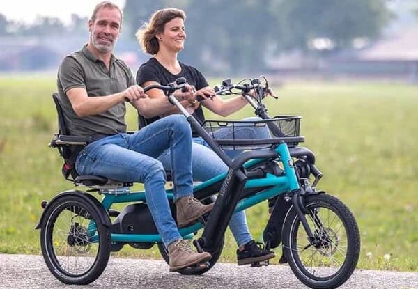 Dreisitziges Elektromobil für zwei Erwachsene und ein Kind, Spezialrad Fischer.