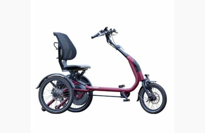 Elektrisches Dreirad mit Sitz und Lenkrad für Senioren und Menschen mit Mobilitätseinschränkung.