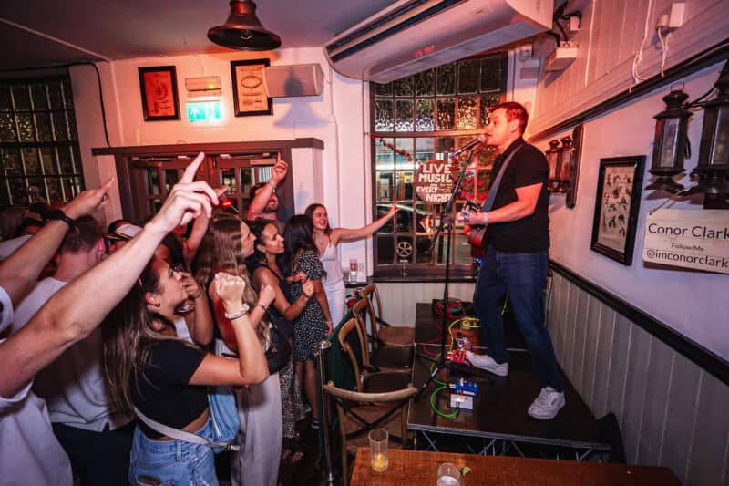 St Christopher's Inn London Bridge - The Inn, live music performance at St Christopher's Pub.