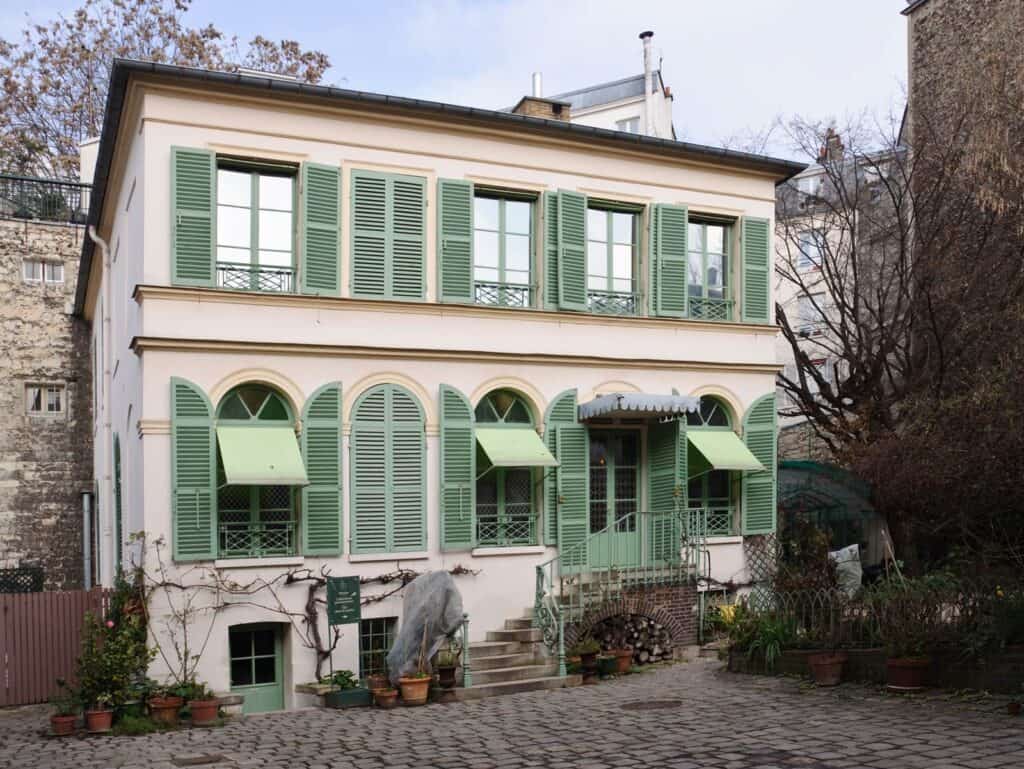 Bright, historic Mitte hostel with green shutters, garden, and central location in Berlin.