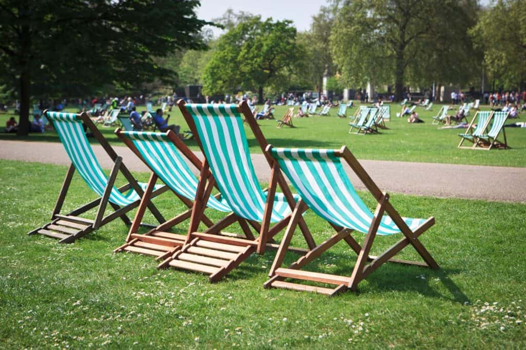 Relaxing park with deck chairs in Mitte Hostel Berlin, perfect for outdoor leisure and enjoying sunn.