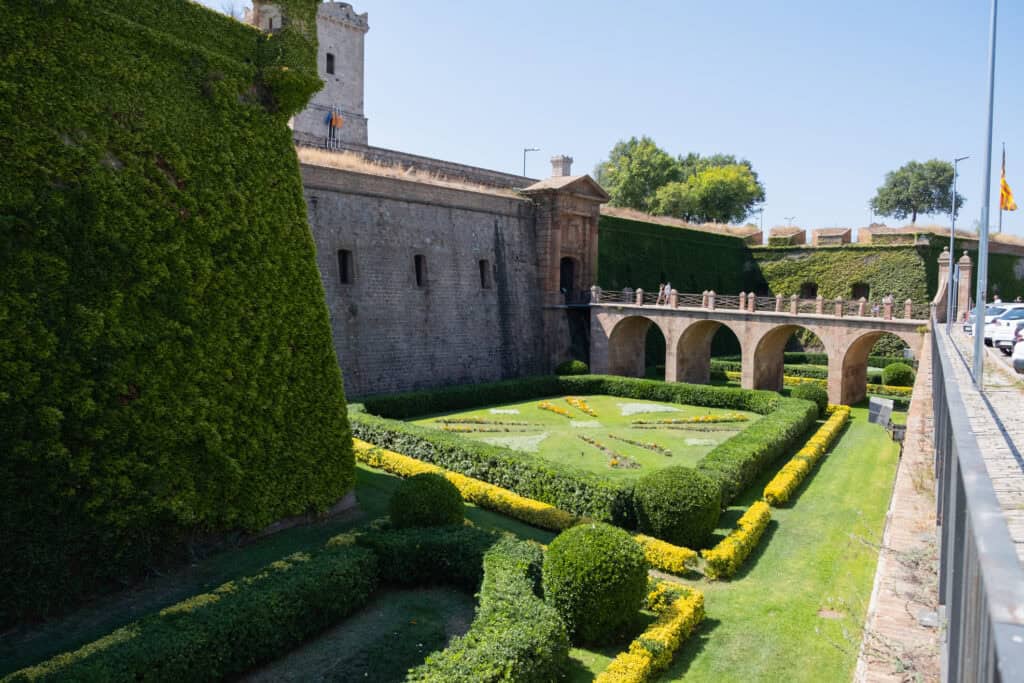 Historic fortress wall and well-maintained garden in Berlin Mitte.