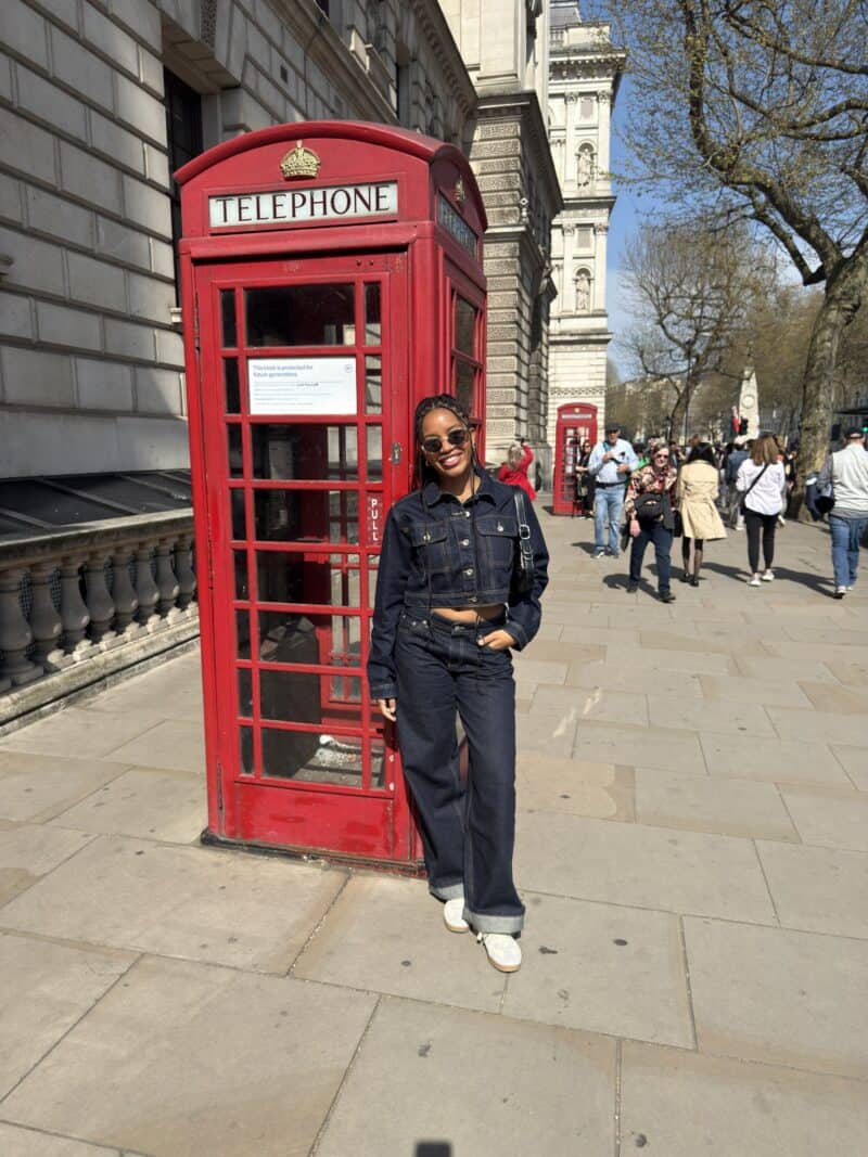 red-telephone-box-street-scene