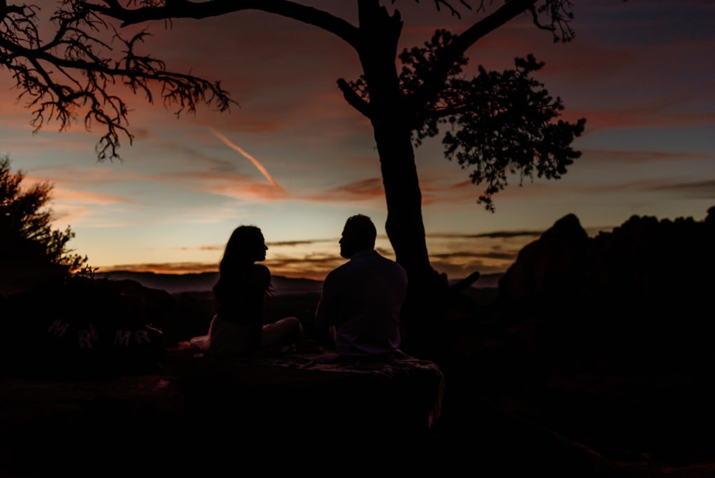 Couple 's silhouettes in the sunset