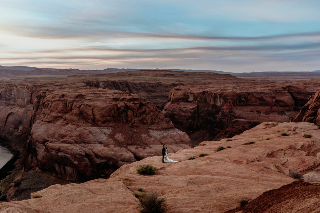 Wedding couple at the edge of Horseshoe Bend
