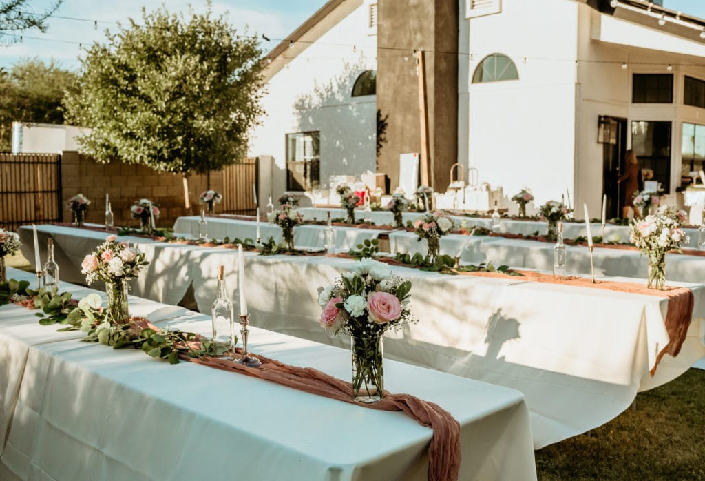 Tables with simple but elegant decor for this summer backyard wedding