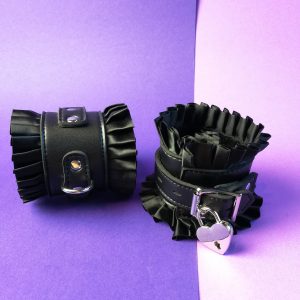 Black level mini dress en accessoire bizarre handcuffs