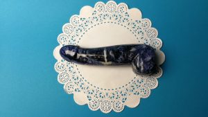 Cavegirl rock hard stenen dildo