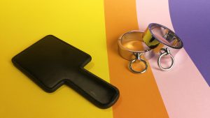 Meo metalen polsboeien en kleine spanking paddle