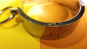 Meo metalen polsboeien en kleine spanking paddle