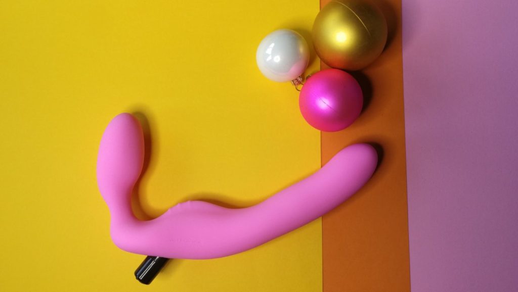 Wet for her union straples strap-on