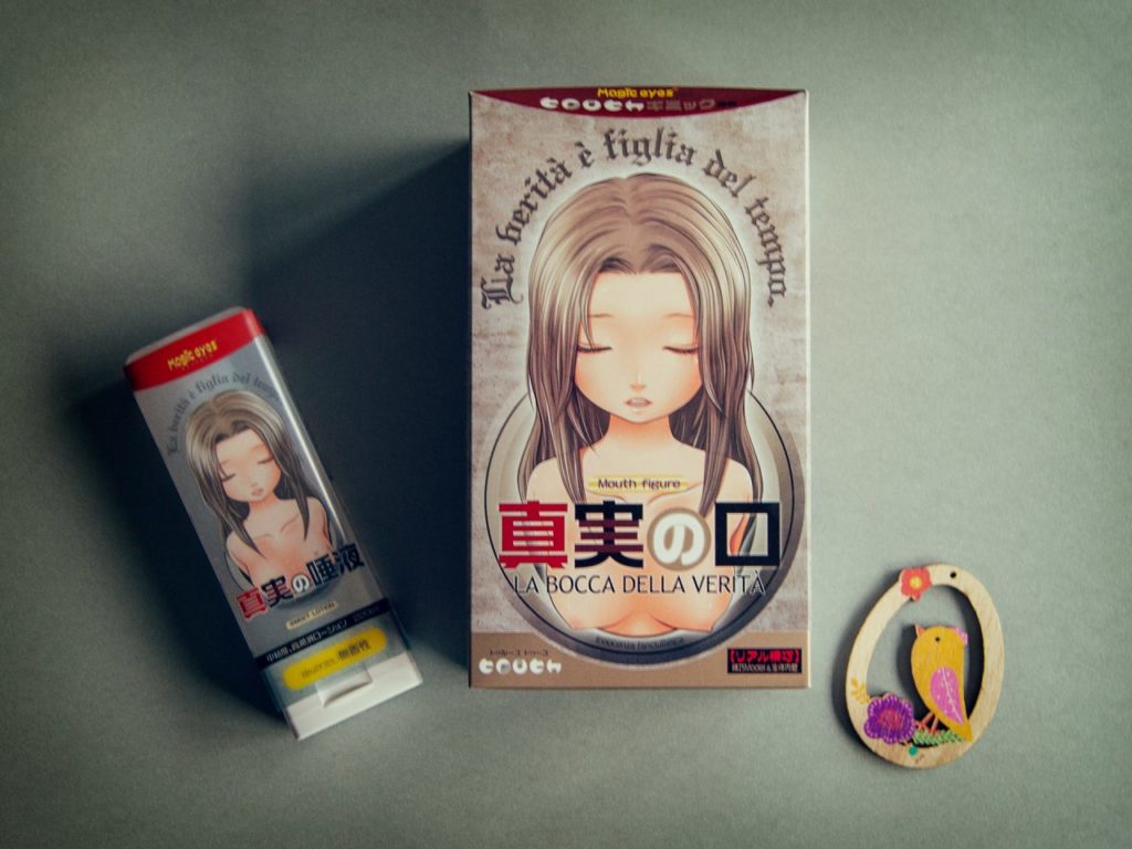 La boca della verita masturbator en glijmiddel beide in hun doos en/of fles.