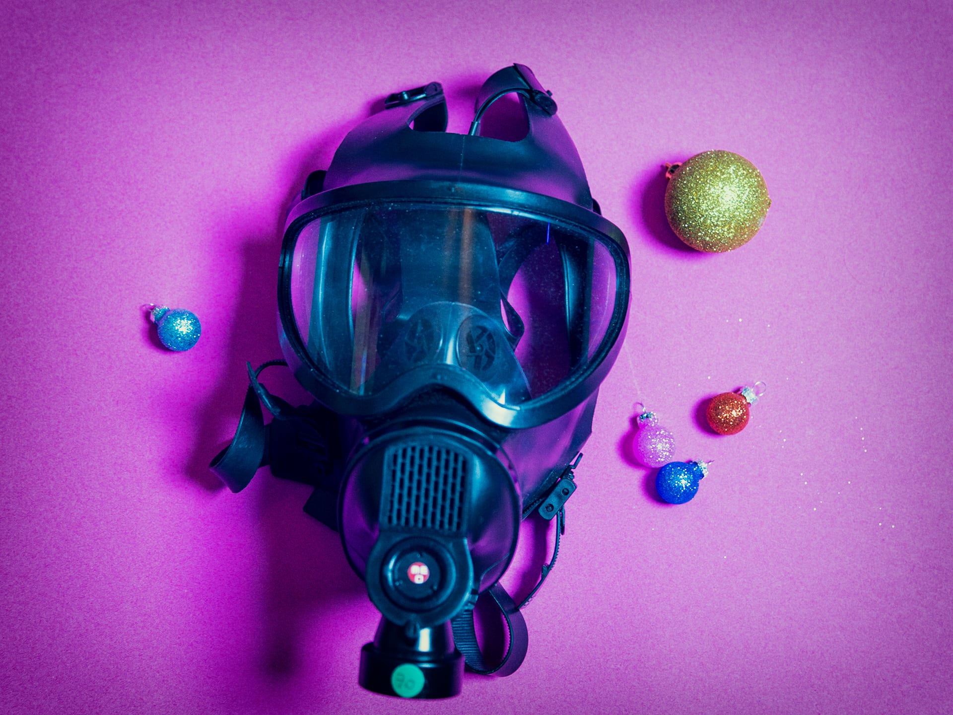 BDSM Gasmask by Meo.de een foto van een gasmasker omringd door wat decoratie. Het gasmasker is niet voorzien van een filter en kan gebruikt voor breathplay of bij fetishfeestjes