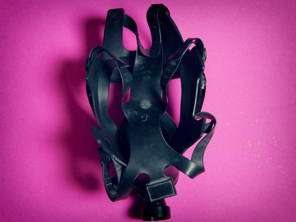 Bdsm gasmask van meo. De de rubberen straps aan de achterkant