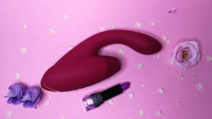 De womanizer duo van bovenaf gezien met een lipstick er naast om het formaat duidelijk te krijgen