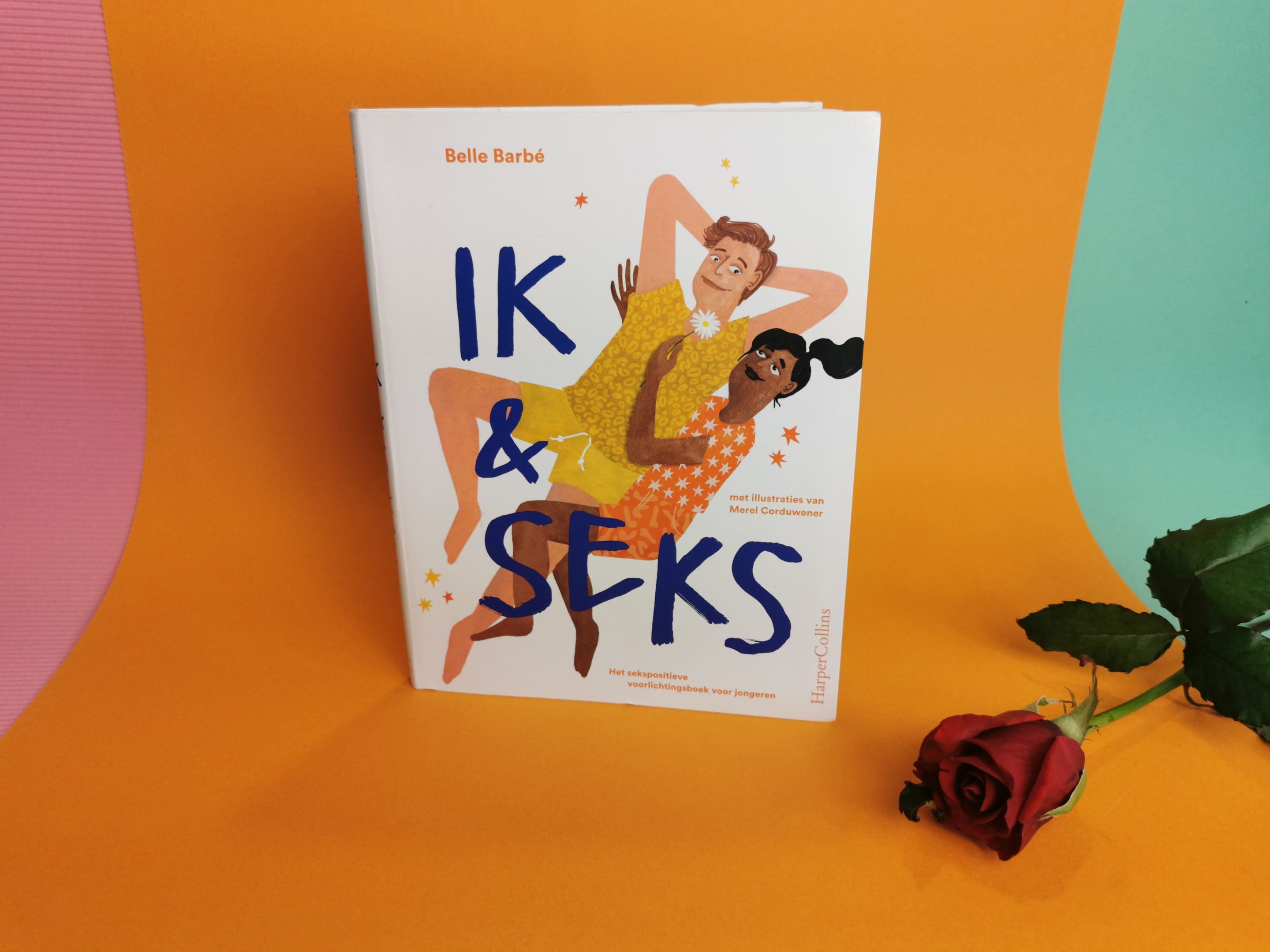 Het boek Ik & Seks door Belle Barbé. Op de voorkant van het boek zie je een illustratie van een jongen en meisje die tegen elkaar aanliggen, het ziet er lief en relaxed uit. Naast het boek ligt een roos.