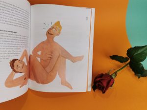Een illustratie in het boek boek review: ik & seks door belle barb&eacute;, je ziet twee jongens naakt bij elkaar. De een ligt en de ander zit. Het ziet er lief uit.