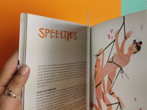 Ik heb het boek opengeslagen in mijn hand. Je ziet dat het hoofdstuk over speeltjes gaat en als illustratie zie je een stel naakt in de touwen hangen.